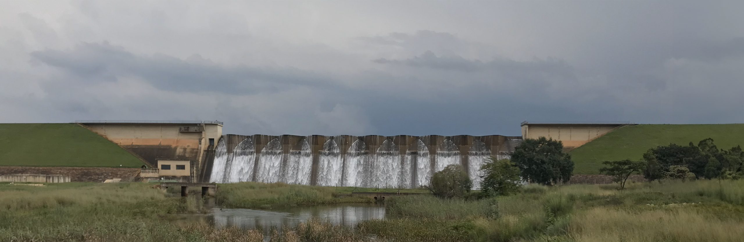 Midmar Dam Wall overflowing